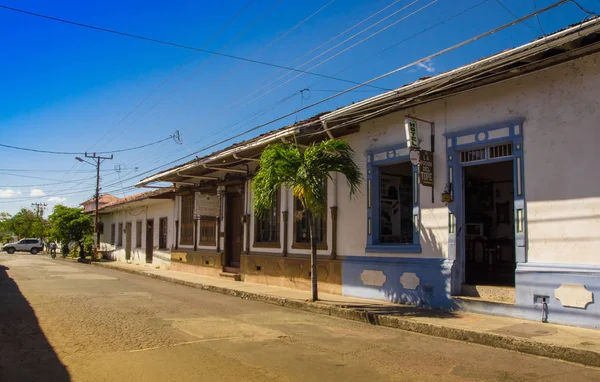 蒙特祖玛, 哥斯达黎加-2018年6月28日: 在哥斯达黎加 gorgeus 阳光明媚的日子蒙特祖玛镇的住宅建筑的户外景观 — 图库照片