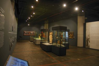 Quito, Ekvator - 17 Ağustos 2018: Kapalı görünüm seramik el yapımı el Agora Müzesi Casa de la Cultura Quito içinde yer alan cam vitrinler içinde ancienct İnkalar tarafından