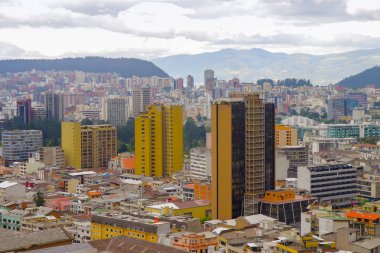 Cityscape hava panoramik şehrin Quito, Ekvator Basilica kilise açısından