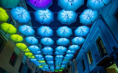 Aşağıda görünümü Quito, Ekvator - Ağustos, 15, 2018: renkli şemsiye Venezuela sokak festivali ışık lazer teknolojisi ile Quito şehir Ağustos ayı için ışıklı asılı