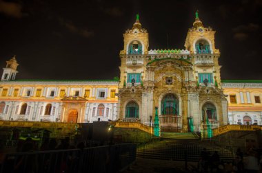 Quito, Ekvator - Ağustos, 15, 2018: San francisco Kilisesi, lazer teknolojisi ışık Festivali her Ağustos Quito içinde aydınlatılmış cephe üzerinde ışıklar gözlük hayran kalabalık öngörülen