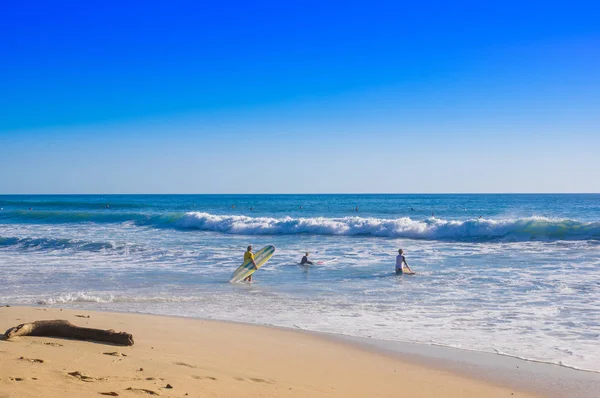 Santa Teresa, Costa Rica - 28. Juni 2018: Außenansicht der Surfer am Strand von Santa Teresa an einem schönen sonnigen Tag mit blauem Himmel und blauem Wasser in Costa Rica — Stockfoto