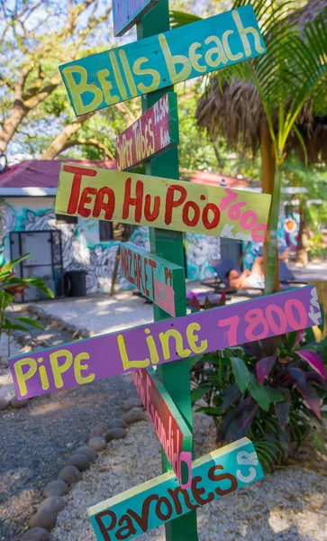 Tamarindo, Costa Rica, 26 juin 2018 : Vue extérieure des panneaux informatifs dans les poteaux en bois et en plastique par une journée ensoleillée sur la plage relaxante de Tamarindo — Photo