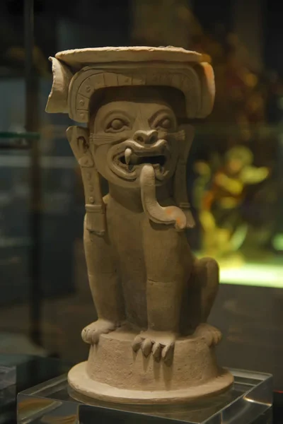 КВИТО, ЕКУАДОР - 17 августа 2018 года: Керамические изделия ручной работы древних инков в музее Эль-Агора, расположенном в Casa de la Cultura в Кито — стоковое фото