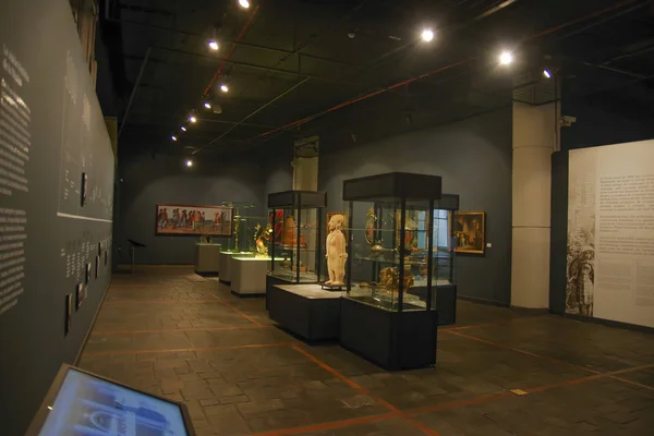 Quito, ecuador - 17. august 2018: innenansicht keramik handgefertigt von antiken incas in vitrinen im el agora museum in casa de la cultura in quito — Stockfoto