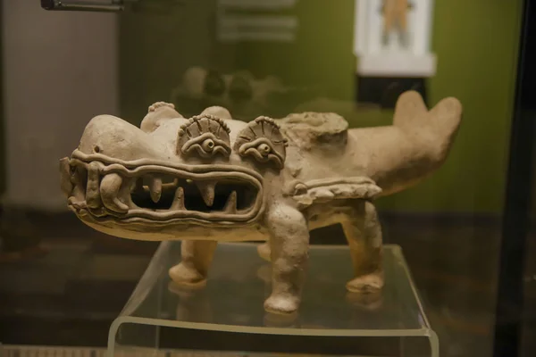 QUITO, ECUADOR - AUGUST 17, 2018: Indoor view ceramic handmade by ancienct Incas in el Agora museum located in Casa de la Cultura in Quito — Stock Photo, Image