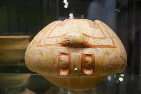 QUITO, ECUADOR - AUGUST 17, 2018: Indoor view ceramic handmade by ancienct Incas in el Agora museum located in Casa de la Cultura in Quito — Stock Photo, Image