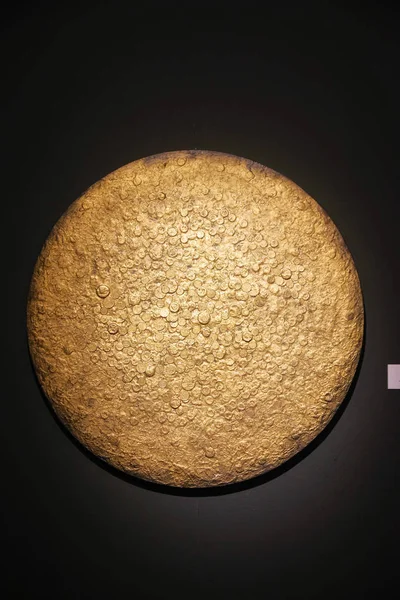 キト、エクアドル - 2018 年 8 月 24 日: はカーサ デ カルチュラ キトにあるエル ・ アゴラ博物館内部の黄金の溶けたコインの cirvle 質量のクローズ アップ — ストック写真