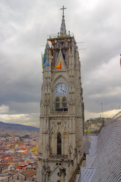 QUITO, ECUADOR - HARUS 24, 2018: Pemandangan menara Basilika di Quito, Ekuador dengan kota yang terlihat di latar belakang — Stok Foto