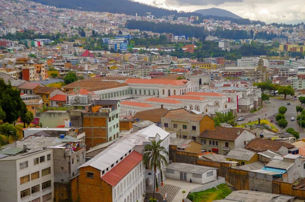 QUITO, ECUADOR - 24 DE AGOSTO DE 2018: Vista aérea panorámica del paisaje urbano desde el mirador de la Basílica de la ciudad de Quito, Ecuador — Foto de Stock