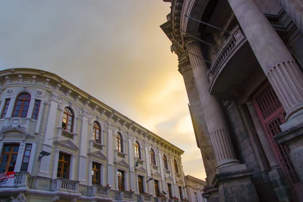 Quito, Ecuador - 2018. augusztus 24.: Tipikus gyarmati építészet az utcán, a történelmi rész az Quito, Ecuador — Stock Fotó