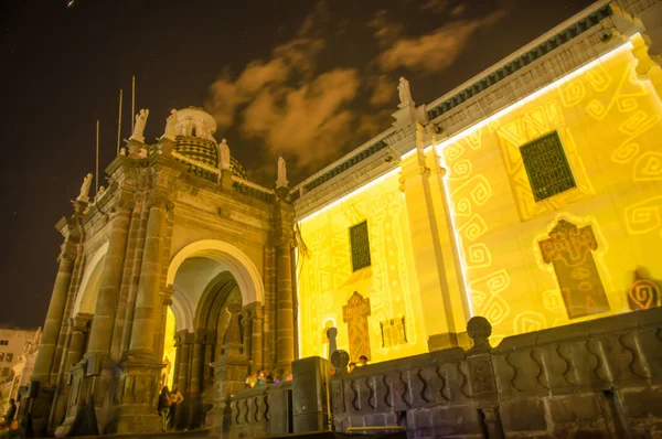 QUITO, ECUADOR- 15 DE AGOSTO DE 2018: Hermosa vista de la iglesia El Sagrario iluminada con tecnología láser en el festival de luces de cada Augustas con luces de colores durante el Quito — Foto de Stock