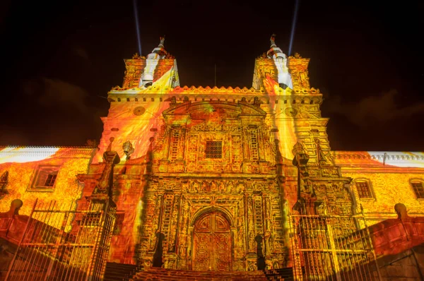 QUITO, ECUADOR- 15 AGOSTO 2018: La folla ammira lo spettacolo di luci proiettato sulla facciata della chiesa di San Francisco, festa della luce si svolge ogni agosto a Quito — Foto Stock