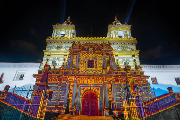 QUITO, ECUADOR- 15 AGOSTO 2018: La folla ammira lo spettacolo di luci proiettato sulla facciata della chiesa di San francisco, festa della luce è un evento che si svolge ogni agosto a Quito — Foto Stock