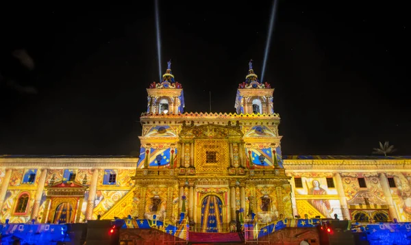QUITO, ECUADOR- 15 DE AGOSTO DE 2018: Multitud admirando el espectáculo de luces proyectado en la fachada de la iglesia de San Francisco, festival de luz se lleva a cabo cada agosto en Quito — Foto de Stock