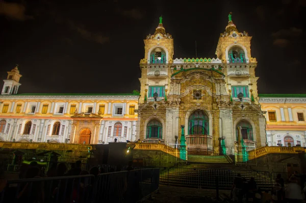 Quito, ecuador- august, 15, 2018: massen bewundern das spektakel der lichter, die auf die fassade der kirche von san francisco projiziert werden, beleuchtet mit lasertechnologie in festival of light jeden august in quito — Stockfoto