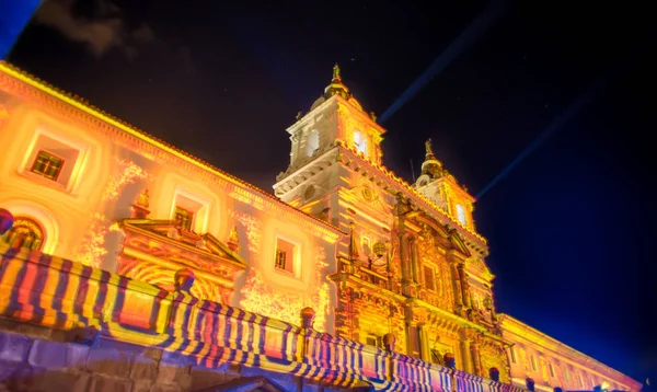 Quito, ecuador- august, 15, 2018: die kirche von san francisco beleuchtet mit lasertechnologie beim fest der lichter für den monat kultur und kunst in jedem august in der stadt quito — Stockfoto