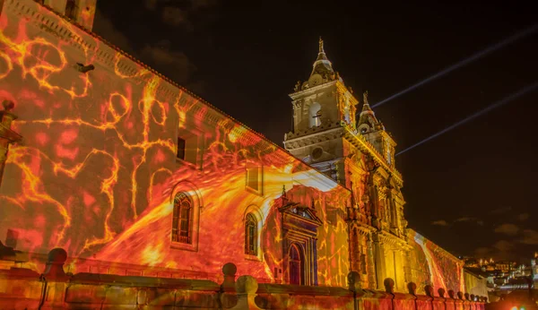 QUITO, ECUADOR- 15 AGOSTO 2018: La chiesa di San Francisco illuminata con tecnologia laser nel festival delle luci per il mese della cultura e delle arti ogni agosto nella città di Quito — Foto Stock