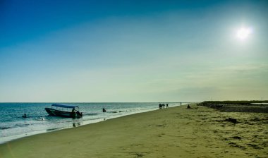 Manabi, Ekvator, Mayıs, 29, 2018 dış görünümü kimliği belirsiz kişi Beach sahilinde, bir balıkçı teknesi ile yürüyüş sırasında Cojimies girsin