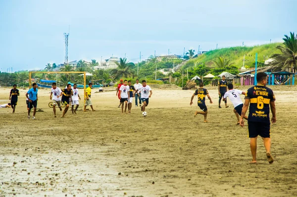 Manabi, Ecuador, mei, 29, 2018: Groep vrienden plezier op het strand te voetballen. gelukkige mensen en strand spelletjes concept — Stockfoto