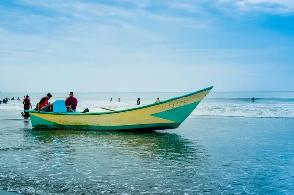 MANABI, ECUADOR - MAY 29, 2018: Outdoor view of fisherman in arriving with fish to the beach of Cojimies Manabi — Stock Photo, Image