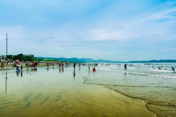 Manabi, Ekvator - 29 Mayıs 2018: Kimliği belirsiz turist kısmi bir bulutlu günde güzel manzara plaj Cojimies Manabi zevk açık görünüm