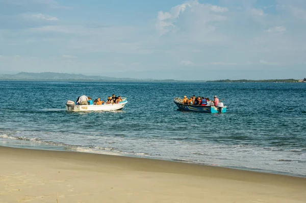Manabi, Ecuador, mei, 29, 2018 Outdoor weergave van niet-geïdentificeerde mensen in een toeristische boot yaking een tocht rond het eiland in het strand van Cojimies — Stockfoto