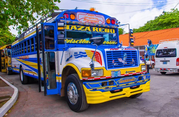 Ometepe, Nicaragua, május, 14, 2018: Szabadtéri régi amerikai iskolabusz át és újra Közép-Amerikában. Színesen díszített és köz- vagy szállításhoz használt — Stock Fotó