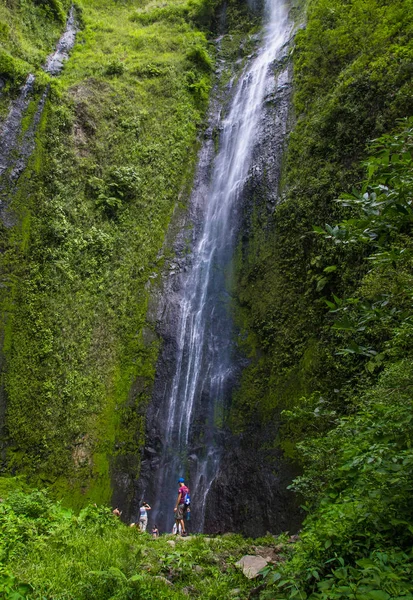 Ometepe, Nicaragua, mei, 14, 2018: Onbekende torist genieten van de San Ramon watervallen in s mooie zonnige dag op het eiland Ometepe. Managua — Stockfoto