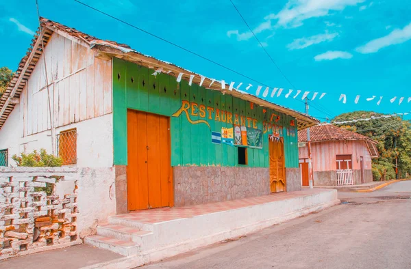 オメテペ島、ニカラグア、2018 年 5 月 14 日: 豪華な晴れた日に市のオメテペ島にある木製のカラフルな建物屋外観 — ストック写真