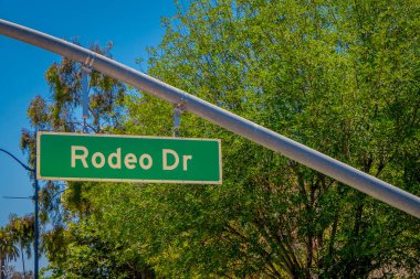 Los Angeles, Kaliforniya, ABD, Ağustos, 20, 2018: Beverly Hills Rodeo Dr metalik yapısından asılı, bilgilendirici işareti açık görünümü