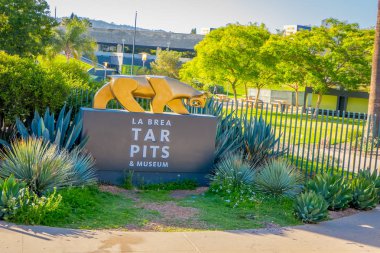 Los Angeles, California, USA, AUGUST, 20, 2018: Close up of sign at the Wilshire Boulevard entrance to the La Brea Tar Pits and George C. Page museum. clipart