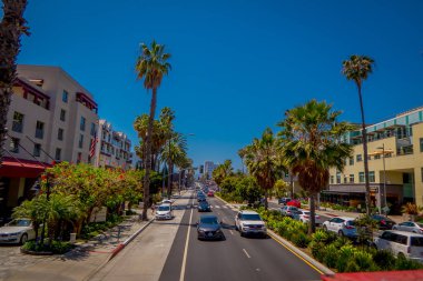 Los Angeles, Kaliforniya, ABD, Haziran, 15, 2018: Santa monica Bulvarı sokak trafikte araba açık bakış. Şehir Hıristiyan saint Monica sonra adlandırılır