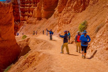 Bryce Canyon, Utah, Haziran, 07, 2018: Genç gezginler ayakta uçurumdaki Bryce Canyon Milli Parkı, Utah