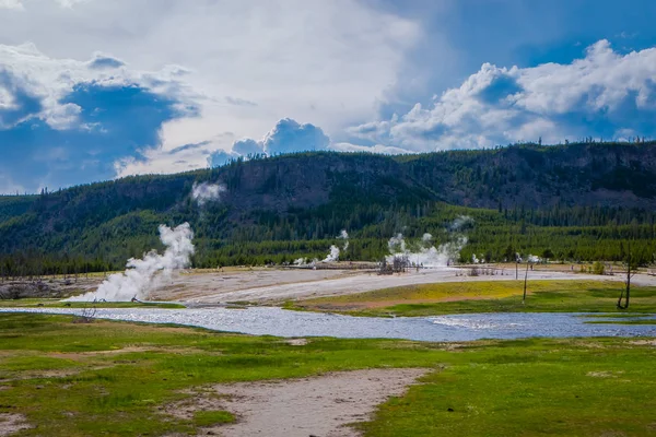 Firehole River cerca de Grand Prismatic Spring en el Parque Nacional de Yellowstone, Wyoming — Foto de Stock