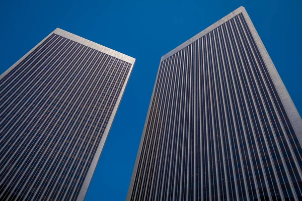 Bela vista ao ar livre de dois edifícios enormes em um dia ensolarado gorgoues e fundo azul céu, localizado no centro de LA Los Angeles horizonte paisagem urbana Califórnia — Fotografia de Stock