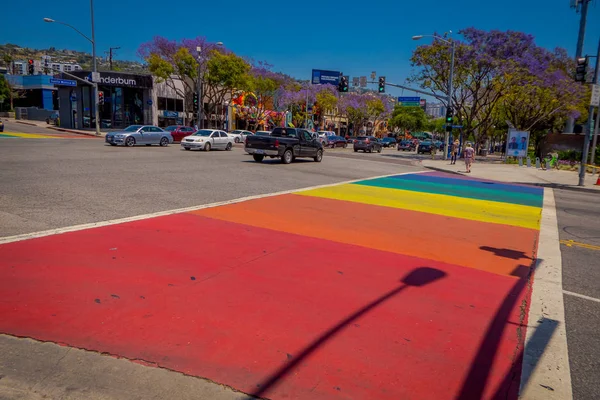 Los Angeles, Califórnia, EUA, 20 de agosto de 2018: Vista ao ar livre das passarelas do arco-íris, representação gay em Los Angeles — Fotografia de Stock