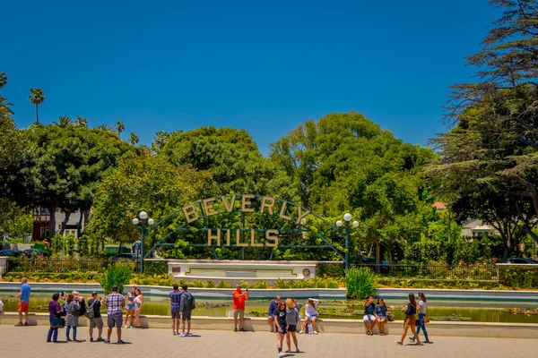 Los Angeles, California, USA, 20 agosto 2018: Vista esterna di persone non identificate che scattano foto e posano davanti al cartello e alla fontana di Beverly Hills — Foto Stock
