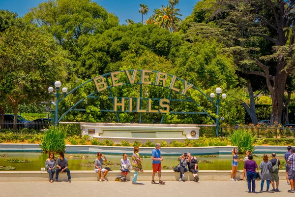 Los Angeles, California, USA, 20 agosto 2018: Vista esterna di persone non identificate che scattano foto e posano davanti al cartello e alla fontana di Beverly Hills — Foto Stock