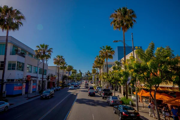 Los Angeles, California, Usa, 15 czerwca 2018 r.: Palm drzew ulicy w Beverly Hills i samochodów, poruszających się na drogach z Los Angeles, California, Usa, jest słynnej alei i domy gwiazd — Zdjęcie stockowe