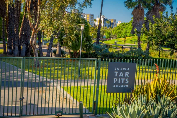 Los Angeles, Califórnia, EUA, 20 de agosto de 2018: Feche a placa na entrada do Wilshire Boulevard para o La Brea Tar Pits e o museu George C. Page . — Fotografia de Stock