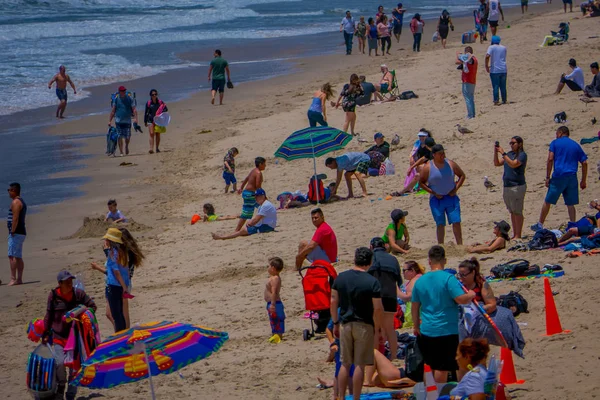 Los Ángeles, California, Estados Unidos, 15 de junio de 2018: Vista al aire libre de personas no identificadas que visitan la playa y disfrutan y caminan en la arena en Santa Mónica, California —  Fotos de Stock