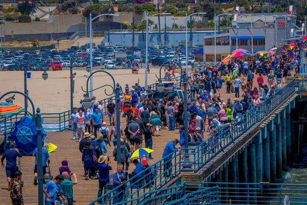 Los Ángeles, California, EE.UU., 15 DE JUNIO DE 2018: Multitud de turistas no identificados caminando en el muelle de madera junto al parque de atracciones Santa Mónica en California —  Fotos de Stock