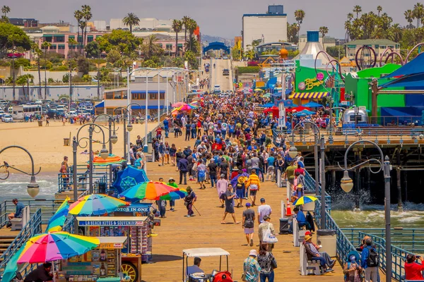 Los Angeles, California, USA, JUNE, 15, 2018: Vista ao ar livre da multidão de pessoas que caminham pelo parque de diversões do cais de Santa Monica, na Califórnia — Fotografia de Stock