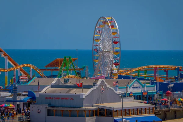 Los Angeles, Californie, États-Unis, 15 JUIN 2018 : La grande roue de Santa Monica Pier. La jetée et ses attractions sont une destination populaire pour les touristes et les habitants — Photo