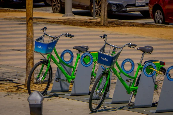 Лос-Анджелес, Калифорния, США, ИЮНЬ, 15 июня 2018 года: Открытый вид на зеленые велосипеды, припаркованные снаружи на Венис-Бич в Санта-Монике, популярные у местных жителей для отдыха и спорта — стоковое фото