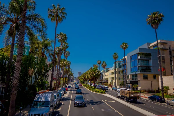 Los Angeles, Californie, États-Unis, 15 JUIN 2018 : Vue extérieure des voitures dans la rue de la circulation sur l'avenue Santa Monica. La ville doit son nom à la sainte Monica chrétienne — Photo