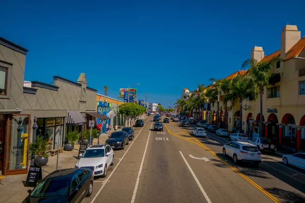 Los Angeles, Kaliforniya, ABD, Haziran, 15, 2018: Santa Monica'da sokaklarda yolun bir tarafında görünümü otomobillerin Park. Şehir Hıristiyan saint Monica sonra adlandırılır — Stok fotoğraf