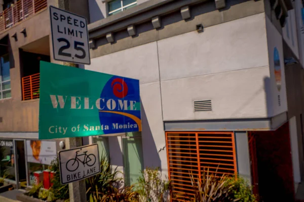 Βενετία, Καλιφόρνια, ΗΠΑ, Αύγουστος 20, 2018: Εξωτερική όψη του ενημερωτική πινακίδα θολή καλωσόρισμα στην πόλη της Σάντα Μόνικα και το όριο ταχύτητας στους δρόμους του Λος Άντζελες — Φωτογραφία Αρχείου