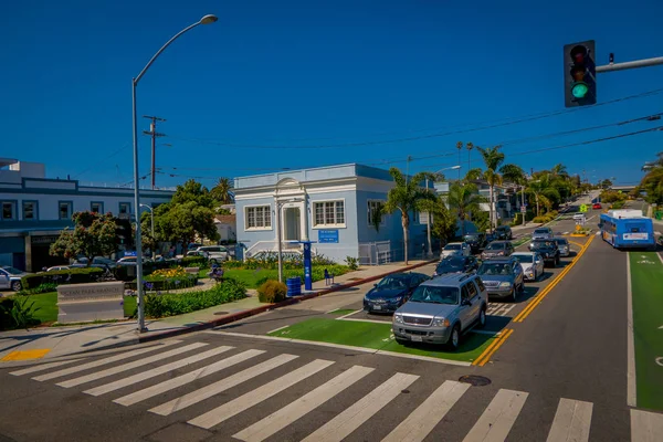 Los Angeles, California, USA, JUNE, 15, 2018: Vista ao ar livre de carros na rua de trânsito na avenida Santa monica. A cidade tem o nome da santa cristã Monica — Fotografia de Stock